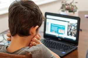 Học trực tuyến ảnh hưởng đến thị giác của trẻ em